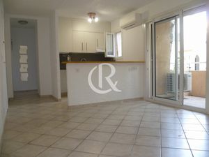 PORT DE HYERES STUDIO DE 25M2 avec parking privatif