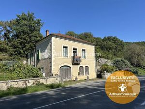 : À rénover : maison de caractère avec forge  lavoir et terrain