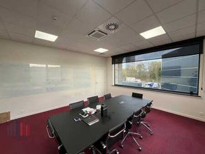 250 m² d'espace de bureaux APRÈS l'autoroute E40