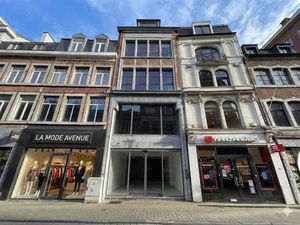 Commerce dans artère commerciale