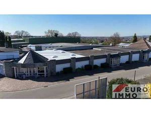 Lagerhalle mit Laderampen nahe der DE-Grenze