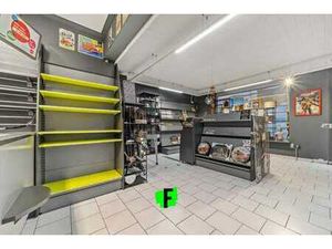 Immeuble commercial unique avec stockage et garage au coeur…