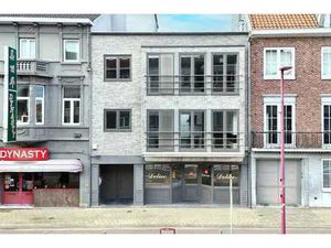 Handelspand met modern gerenoveerd duplex appartement in ...