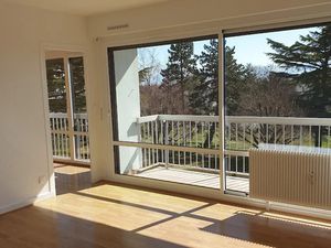 Location locaux professionnels 2 pièces 48 m² à Divonne-les-Bains (01220)  1 210 €