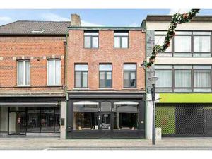 Handelsgelijkvloers en appartement in één geheel te Heren...