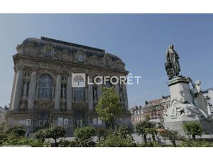 Calais Théatre  immeuble avec surface commerciale  2 appartements duplex et garage.