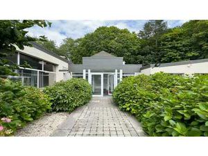 MAGNIFIQUE ESPACE A USAGE MIXTE FACE AU CHATEAU DE LA HULPE