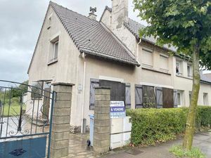 Maison avec 4 chambres et jardin. A conforter