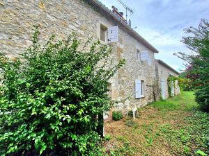 Charmante ferme en pierre offrant de beaux volumes et un excellent potentiel