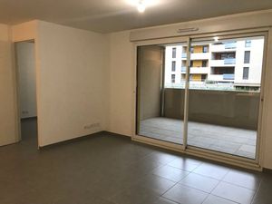 Aix La Duranne type 2 de 42.92m2 en RDC. Parking et terrasse