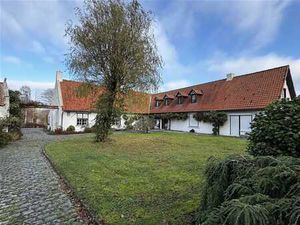 Ancien corps de ferme du 18? siècle au centre d'Ellezelles!