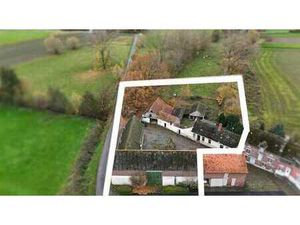 FERME À RÉNOVER AVEC DÉPENDANCES ET TERRAIN DE 2.547m2