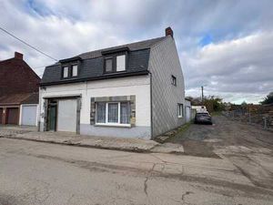 Maison 3 façades avec 3 chambres  jardin et garage.