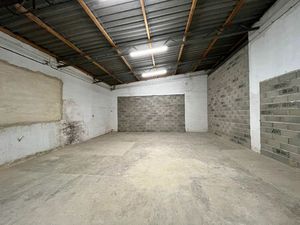 Location commerce 1 pièce 79 m² à Carpentras (84200)