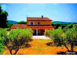 Maison meublée dans une campagne