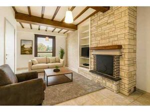 Maison bien située  charmante  avec un toit rénové et beauco