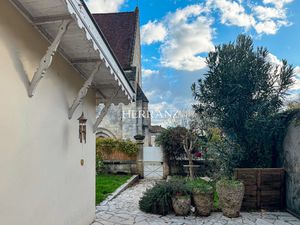 Grande maison de ville en pierre avec jardin et vue exceptio