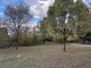 Terrain de 3 325 m² à Pezilla-La-Riviere