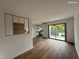 Studio état neuf commerces gare et mer à pieds