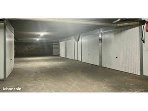 Lot de 3 box et 2 parkings à vendre