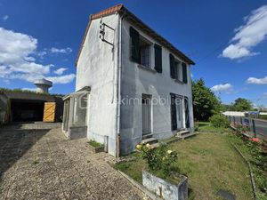 Agréable maison de ville à rafraichir (avec coin terrasse  terrain/jardin  cave  garage-at