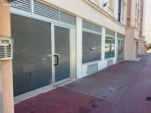 Beau local ou bureau de 62 m2 ( divisible ) au Cannet
