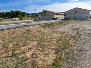 Vente terrain 350 m² à Peyrolles-en-Provence (13860)  152 000 €