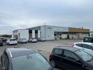 Vente locaux professionnels 1300 m² à Lussac-les-Châteaux (86320)  288 400 €