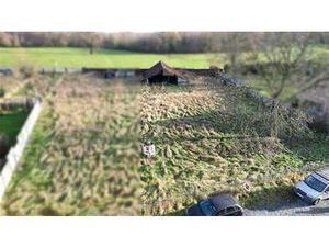 Très beau terrain à bâtir sis au cœur du village sur 10A 24c