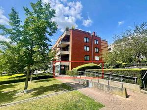 Spacieux rez commercial avec grand débarras  libre à l'acte!