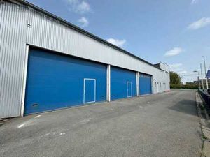 A LOUER : Entrepôt situé le long de la N4