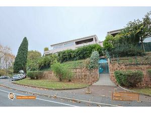 Grand Garage Sécurisé à Antibes