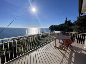 En exclusivité trois pièces avec spacieuse terrasse  magnifique vue mer panoramique et par