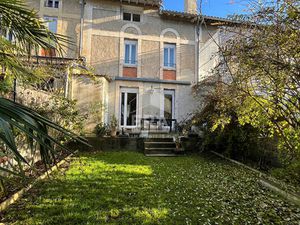A vendre  à Périgueux dans rue très calme  très belle Maison de ville type 6 en parfait ét