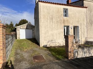 MACHE  maison de bourg 2 chbres + garage sur 352 m2 de terra