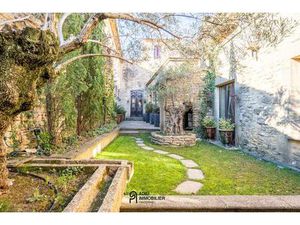 Propriété de charme avec cour intérieure et piscine