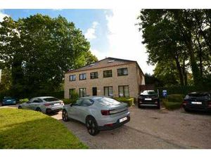 VERZORGD KANTOORGEBOUW MET PARKING!