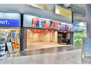 Situé dans la galerie Batta  commerce d'environ 63m² !