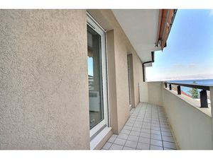 Appartement T2 27.64 m² avec balcon  cave et garage. Centre d'Évian-les-Bains