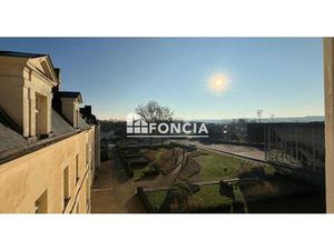 Grand studio charme centre ville Ancenis à pied gare SNCF commerces parking