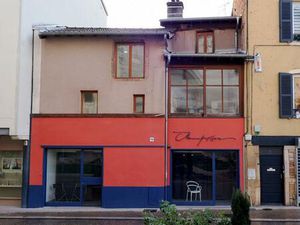 A VENDRE A MÂCON PLACE SAINT PIERRE Une petite maison avec local commercial au rez de chau