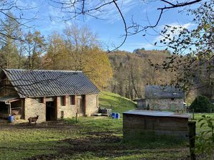 Maison en pierre avec dépendance sur un terrain d'env. 5 600 m²
