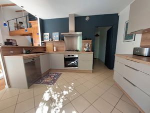 MAISON D'ARCHITECTE AVEC STUDIO INDÉPENDANT ET JARDIN À TAL