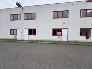 Local d'activités / bureaux à louer de 100 m² avec 6 emplacements de parking en plein coeu