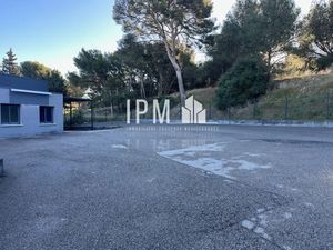 A louer terrain de 3000 m² divisible + bureau