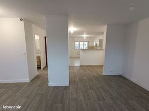 T4 lumineux et traversant dans petit immeuble