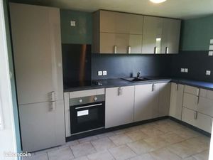 Maison avec cour  sous sol et véranda