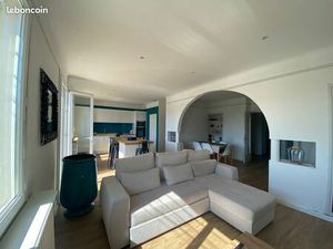 Particulier loue maison de ville meublée vue canal