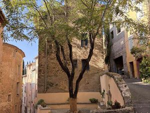Maison de village rénovée en plein centre de Cotignac