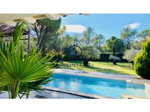 Grande et belle propriété de standing avec piscine et vaste jardin plat.